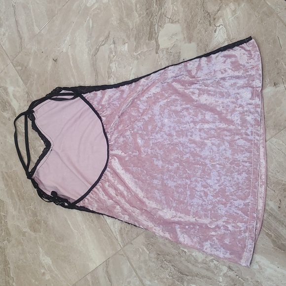 Pink women's nightgown woth lace trim - Picture 5 of 5